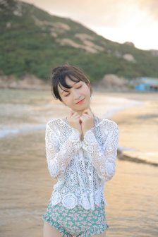 姬小满抹胸开襟开叉裙穿搭